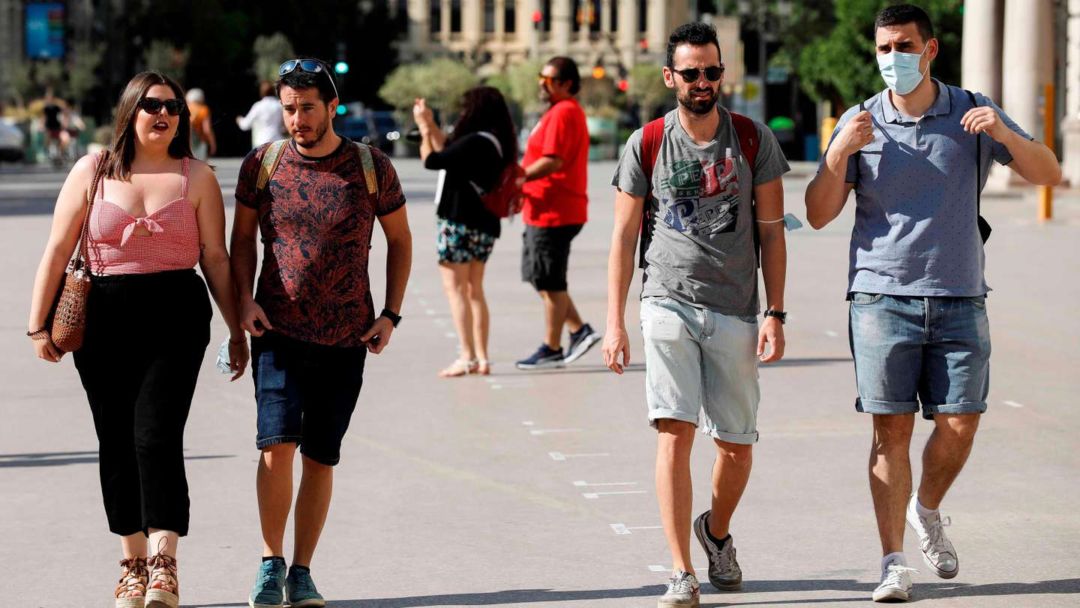 La tercera ola de coronavirus ya asoma en Europa: suba preocupante de casos y dos datos positivos clave para evitar usar el botón de alarma