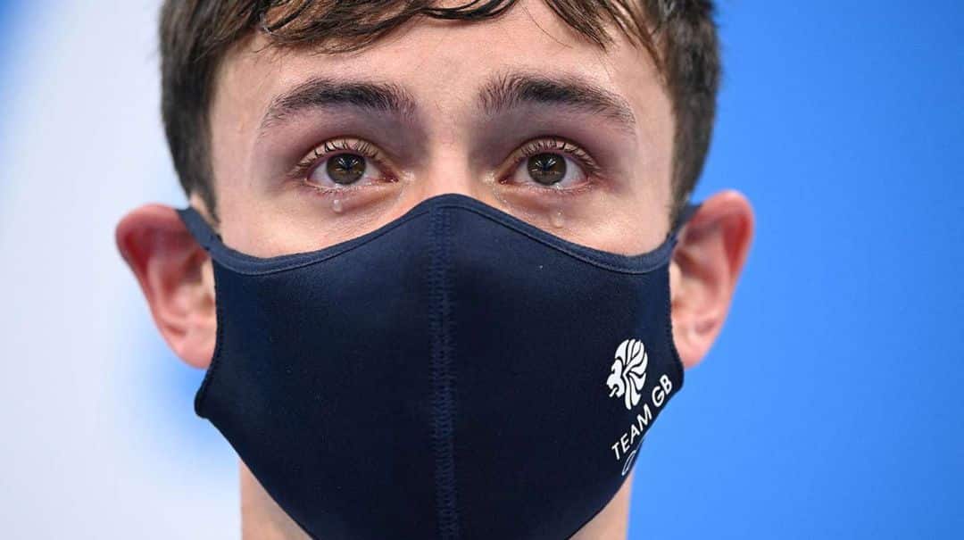 “Soy gay y campeón olímpico”: el mensaje inspirador del británico Tom Daley después de ganar el oro en Tokio 2020