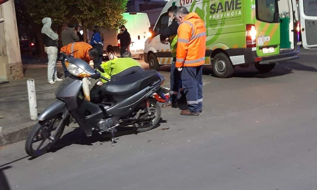 Accidente de tránsito: un motociclista fue hospitalizado