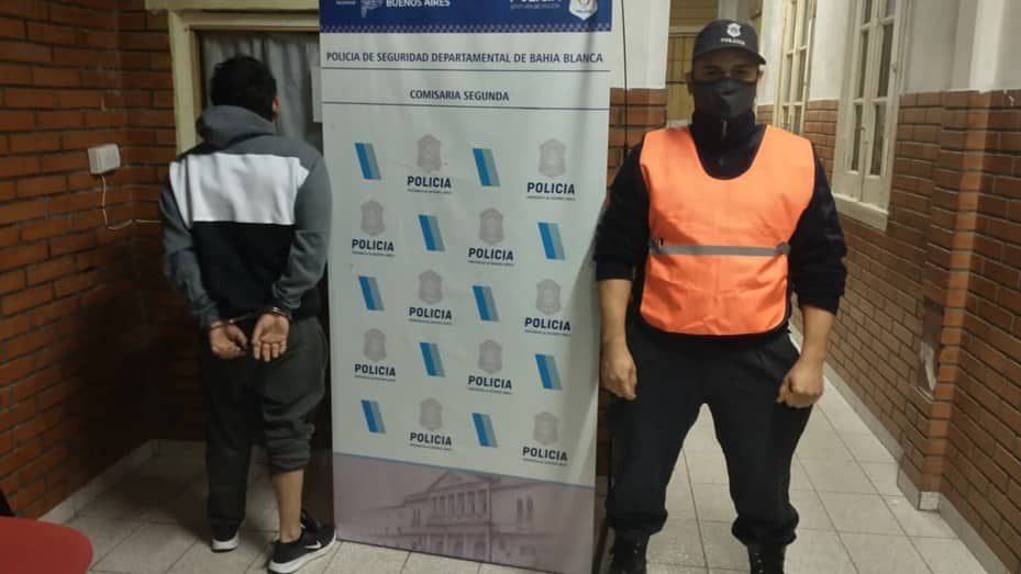 Atacó a golpes a una mujer para robarle