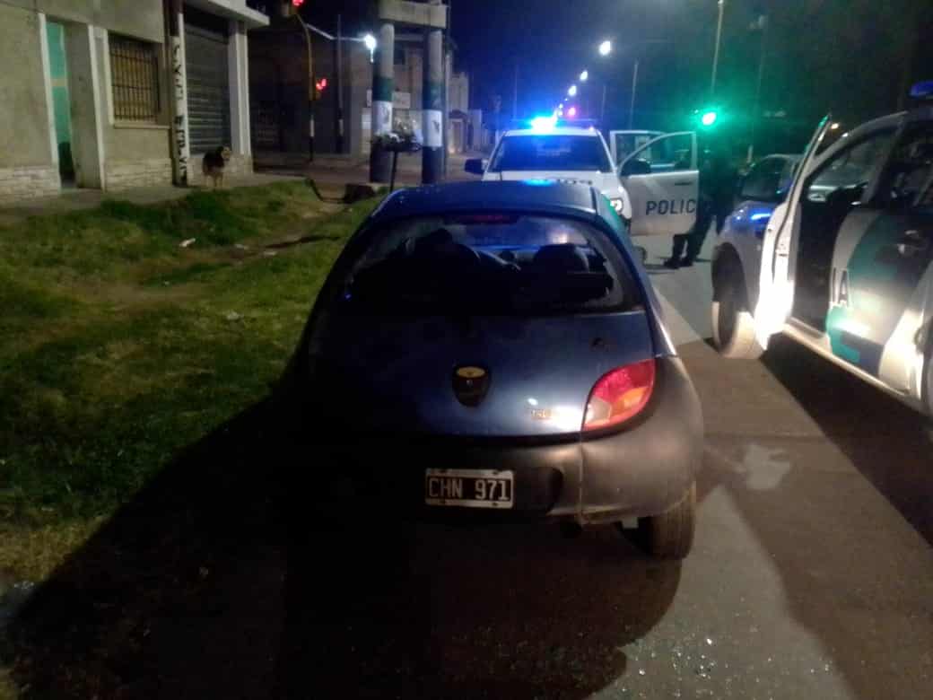 Arrestados por dañar un auto a patadas