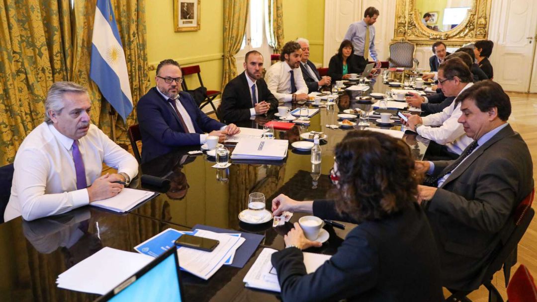 Con un DNU, el Gobierno amplió fuerte el gasto para pagar salarios, jubilaciones y las importaciones de energía