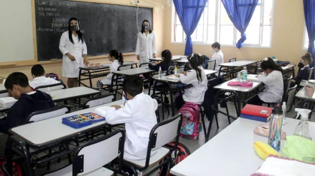 Las escuelas primarias tendrían una hora de clases más por día