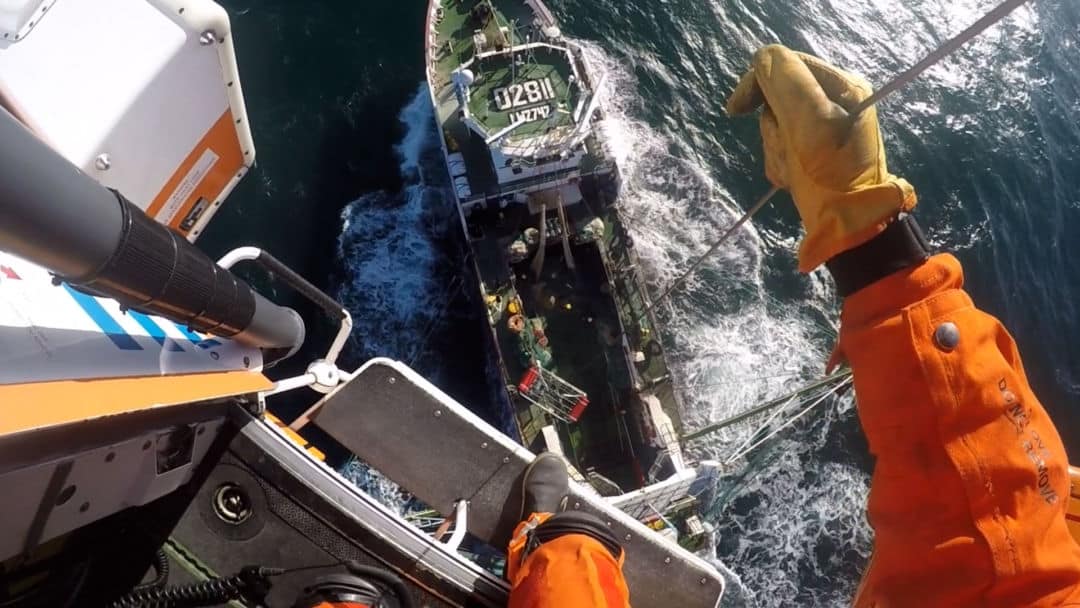 Impresionante rescate de Prefectura: salvaron a un pescador en alta mar cerca de nuestra ciudad