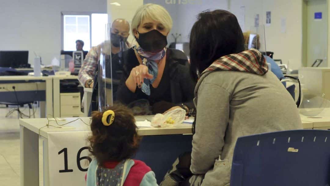 Vuelta a la presencialidad en el Estado: cuántos empleados públicos no se vacunaron
