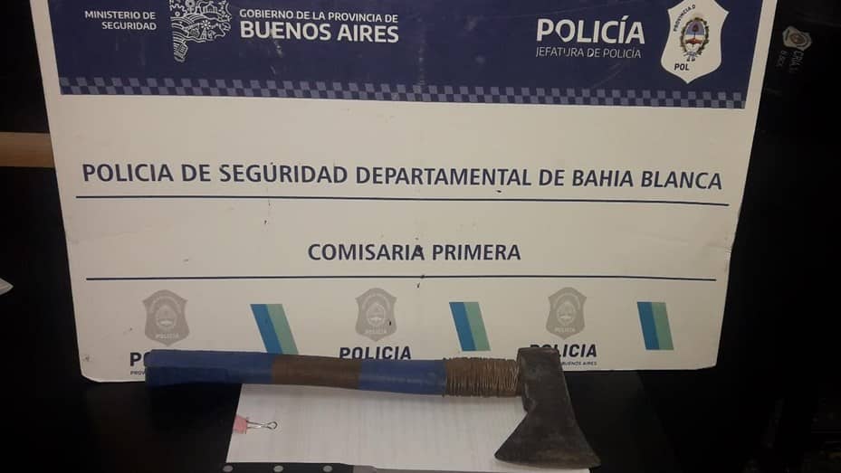 Se negó al test de alcoholemia y quiso agredir a la policía con un hacha