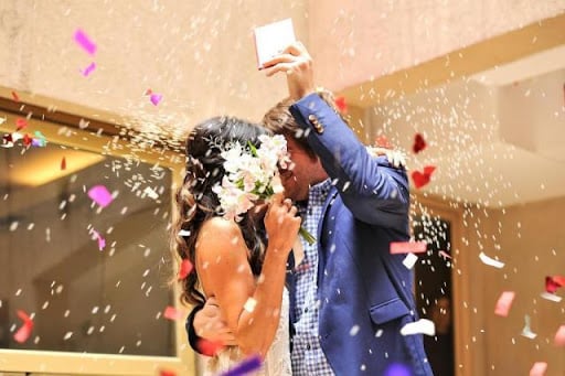 Se cayó al pisar arroz arrojado durante un casamiento, y se quebró la muñeca