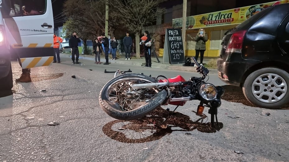 Un motociclista chocó contra un auto y terminó herido
