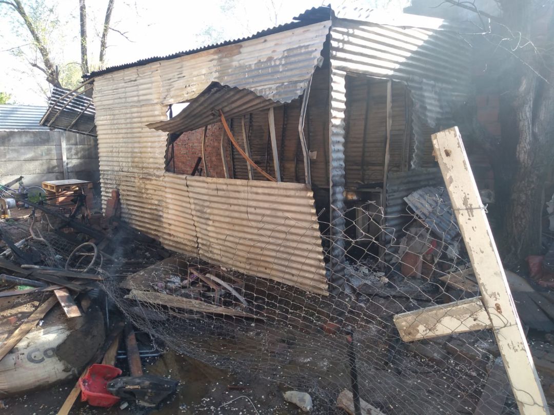 El fuego destruyó una precaria vivienda