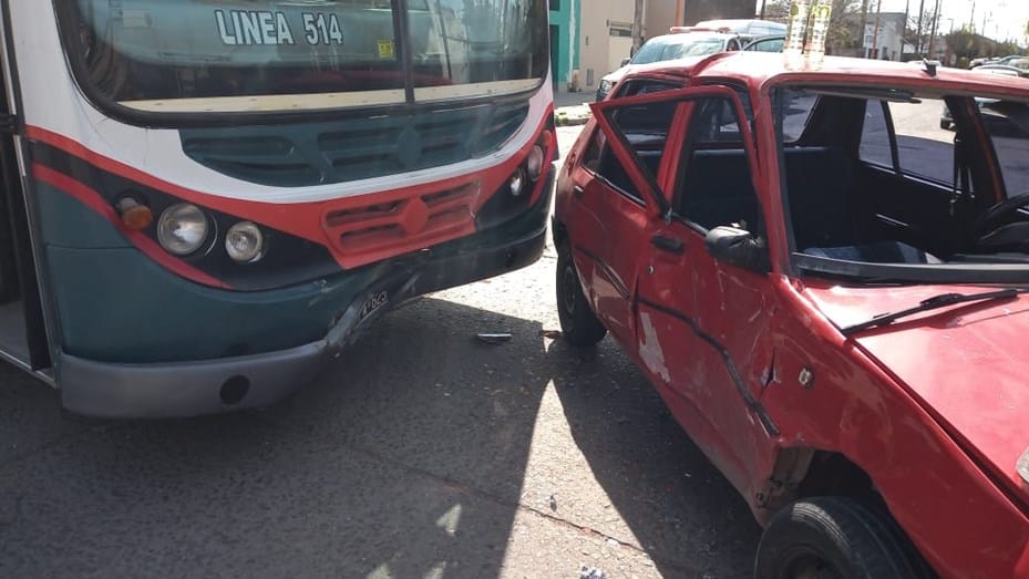 Una mujer murió tras un choque contra un colectivo