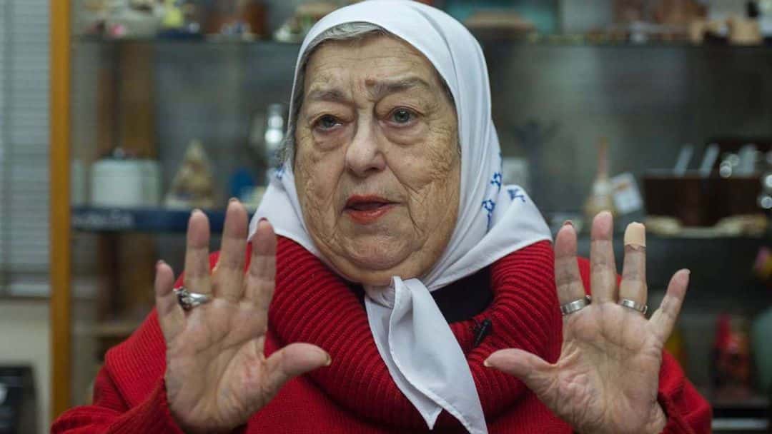 La metáfora sanitaria de Hebe de Bonafini sobre la caída en las PASO 2021: “Nos vacunaron con una aguja así de grande”