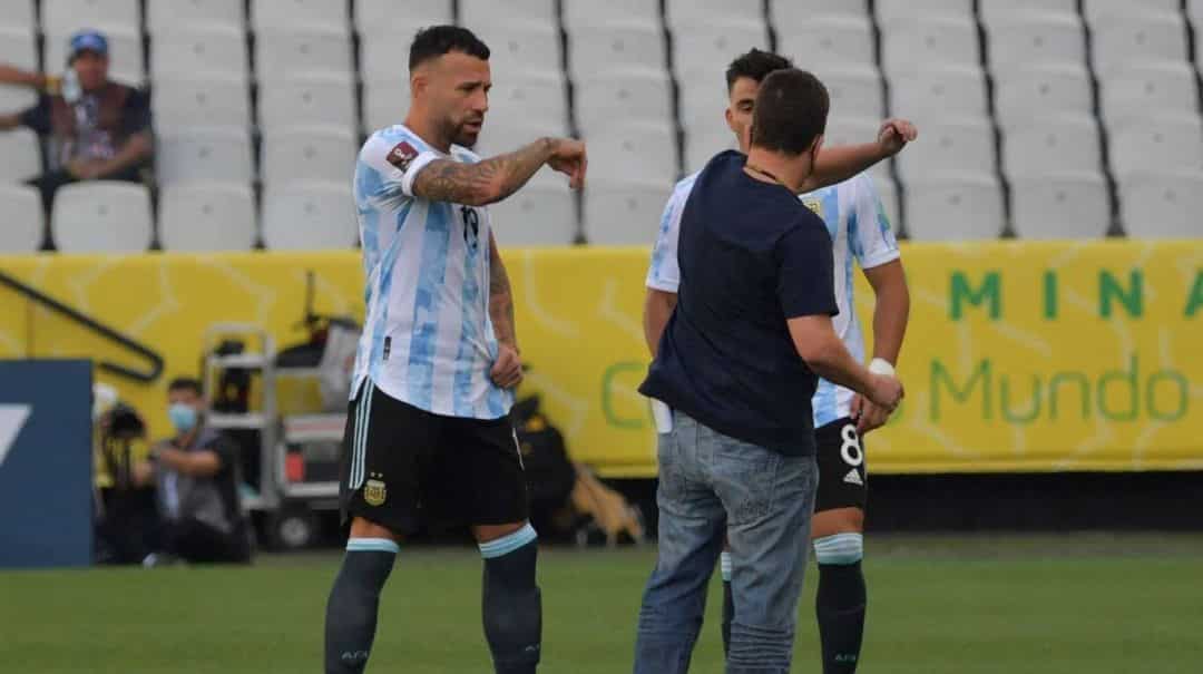 Insólita invasión durante Argentina-Brasil: funcionarios de sanidad entraron al campo de juego y el partido está suspendido