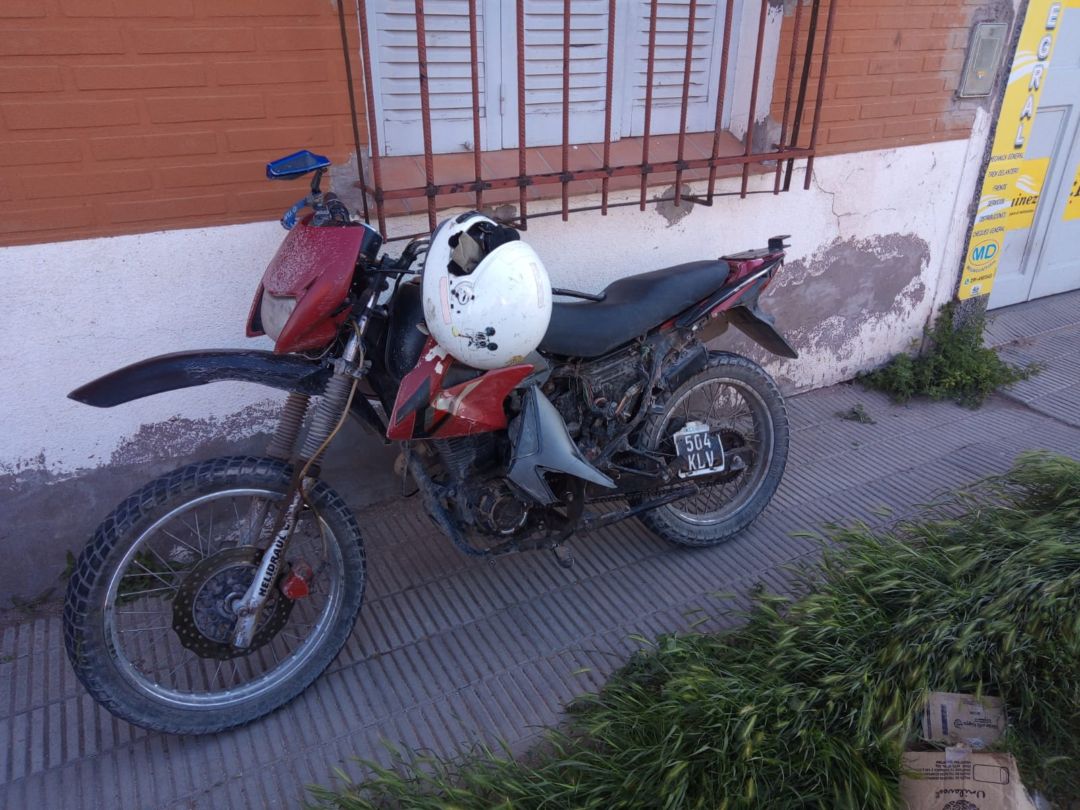 Un motociclista resultó herido tras ser embestido por un auto
