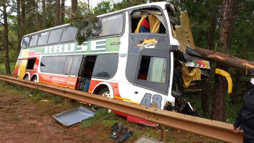 Tragedia en Misiones: un micro se despistó tras reventar un neumático y murieron tres personas en el accidente