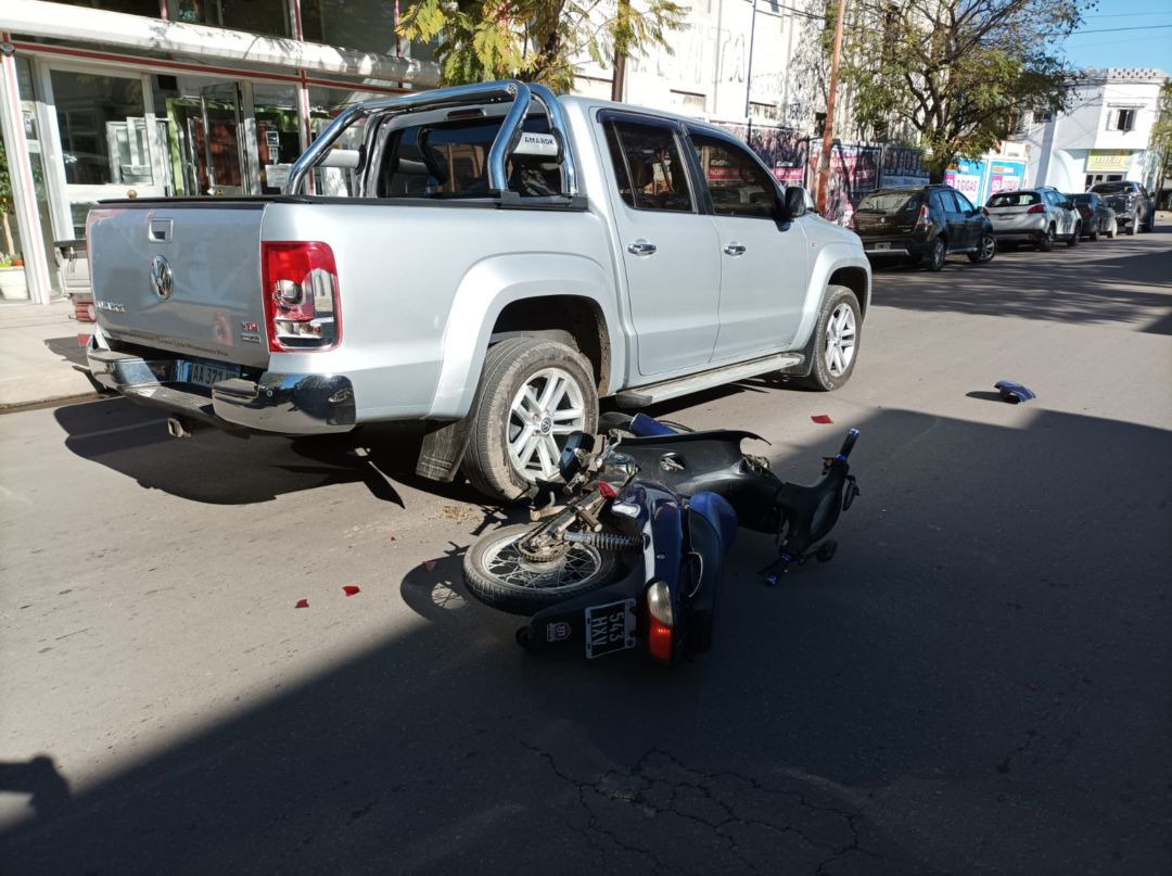 Un motociclista herido tras chocar con una camioneta