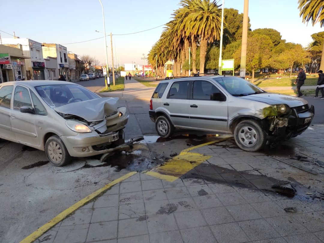 Dos autos chocaron y una menor fue hospitalizada