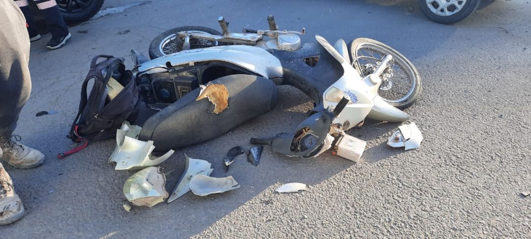Fuerte accidente: un motociclista sufrió graves heridas
