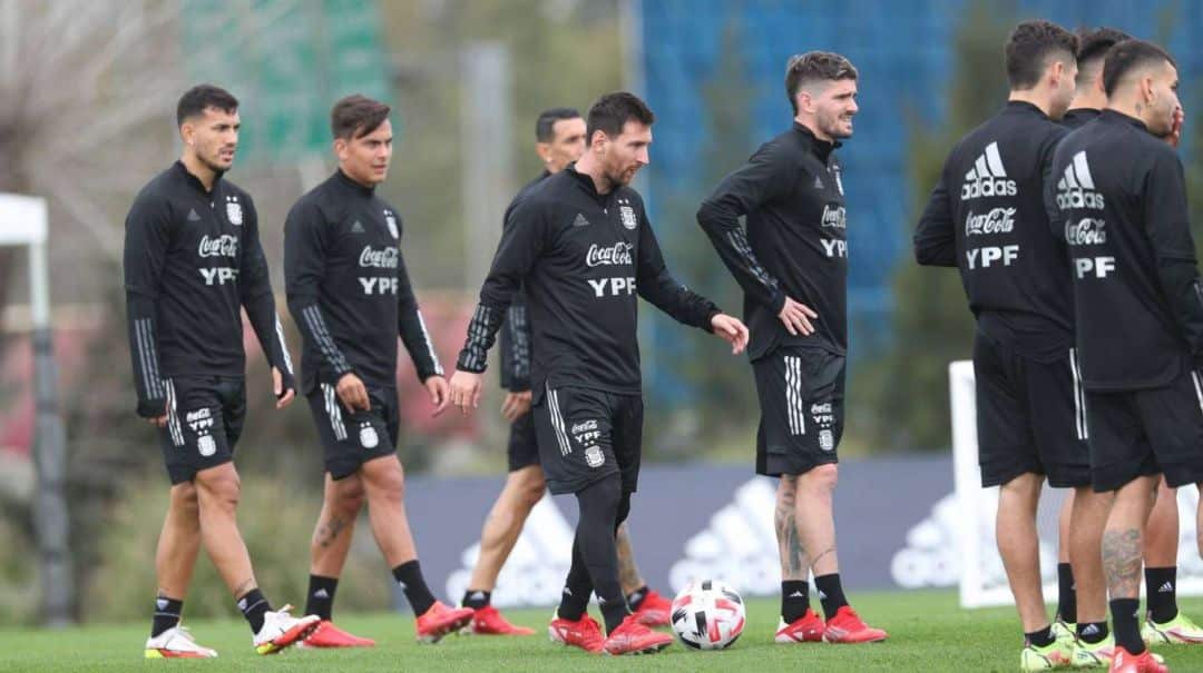 Alarma en la Selección: detectaron un caso de coronavirus dentro de la burbuja de Argentina