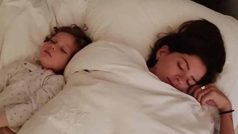 Agotada, La China Suárez encontró una particular manera de que sus hijos duerman la siesta