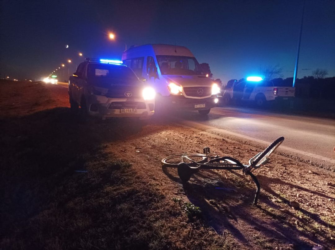 Una ciclista fue atropellada por una combi