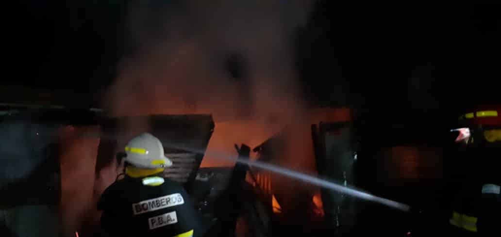 Un casa consumida por el fuego