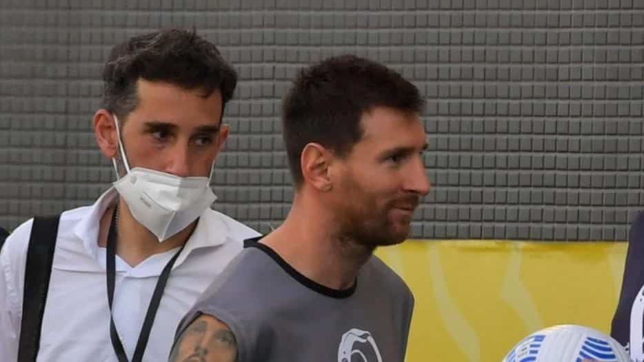 La pechera de fotógrafo que usó Lionel Messi se puso a la venta, a pocos minutos de la suspensión de Argentina y Brasil