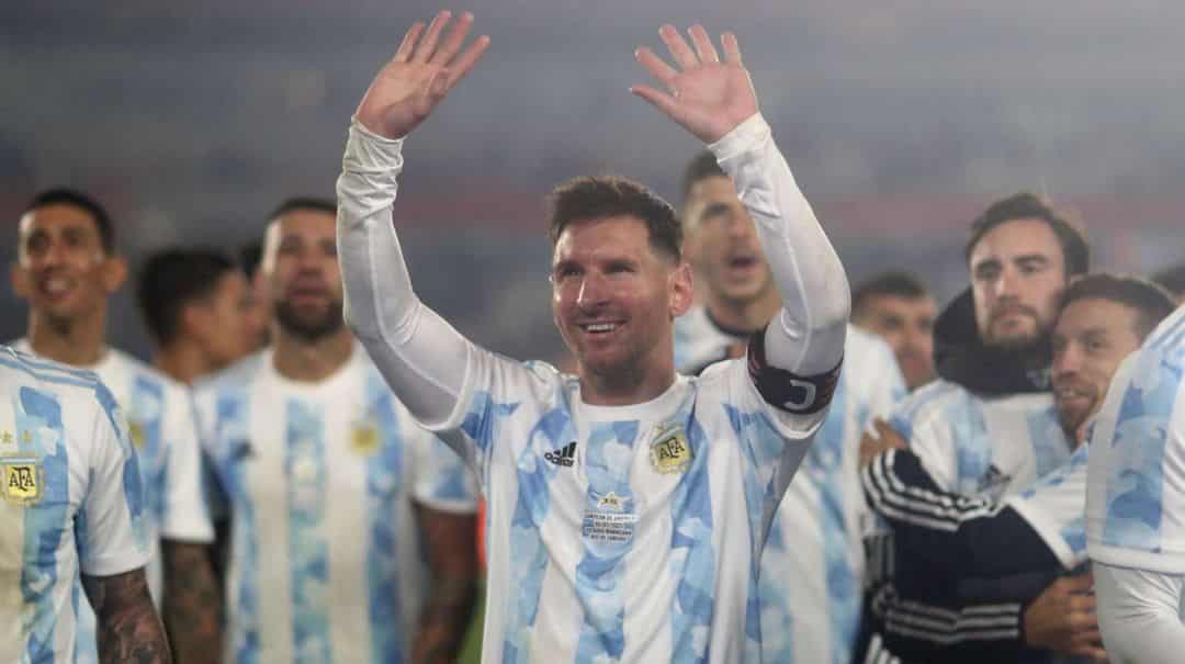 Lionel Messi se despidió de la Argentina tras su noche soñada: una foto íntima en el avión, el emotivo posteo y los corazones de Antonela Roccuzzo