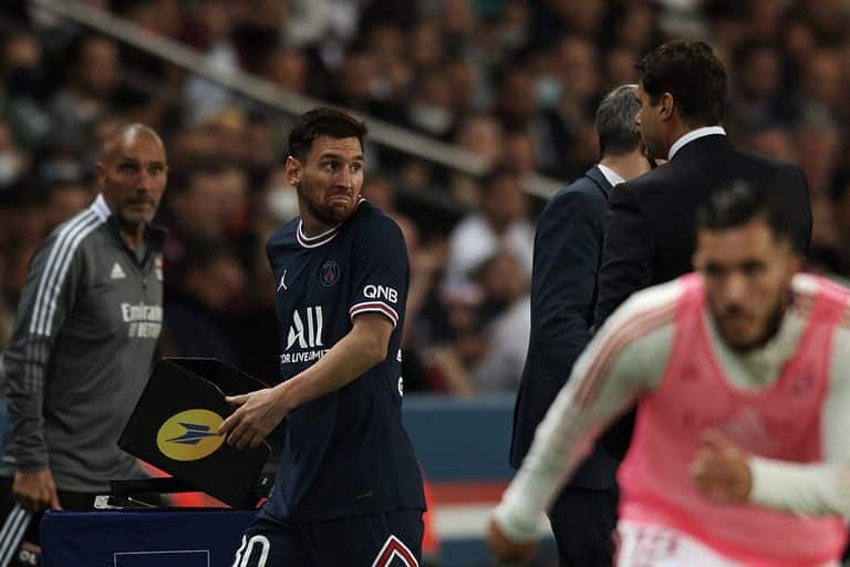 La llamativa reacción de Lionel Messi contra su entrenador al salir reemplazado