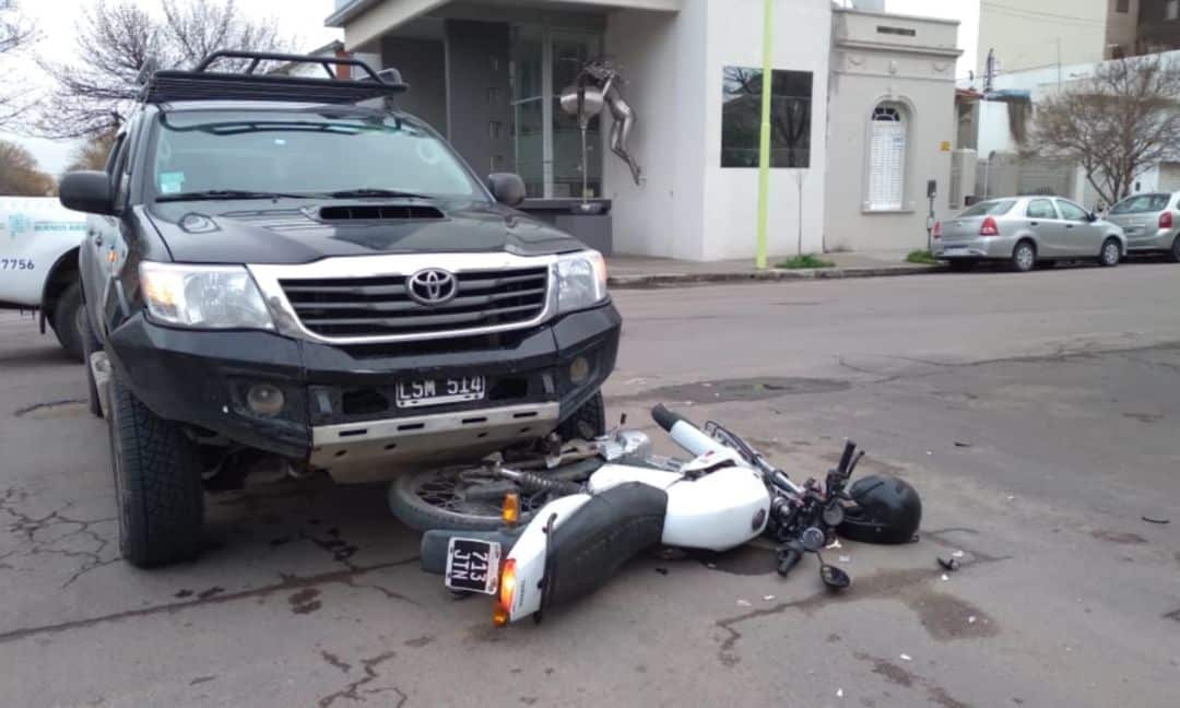 Chocó y quedó atrapado debajo de una camioneta