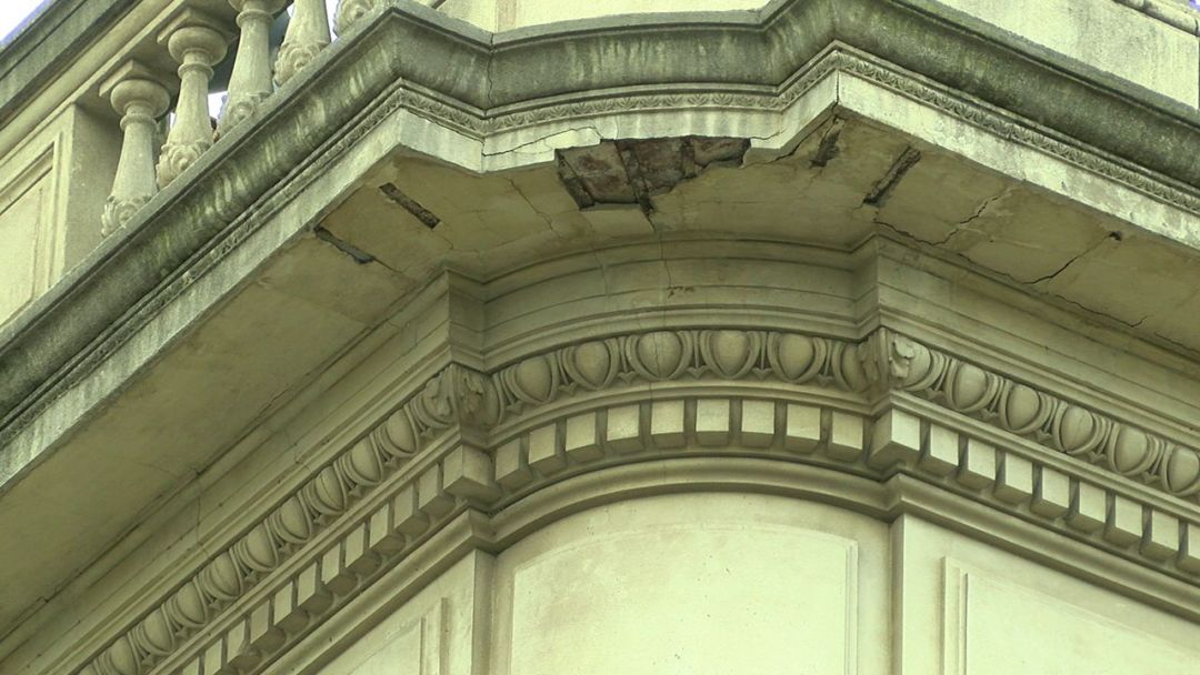 Falta de mantenimiento y caída de mampostería en edificios antiguos de Bahía