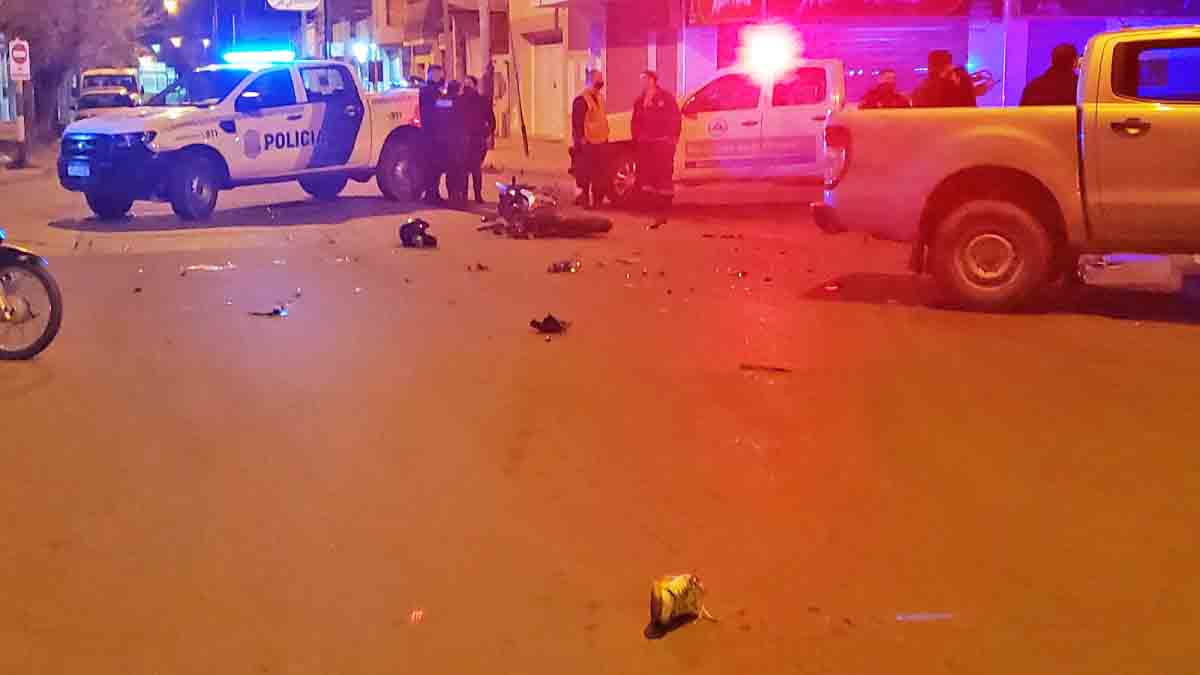 Dos hospitalizados tras choque entre una moto y una camioneta