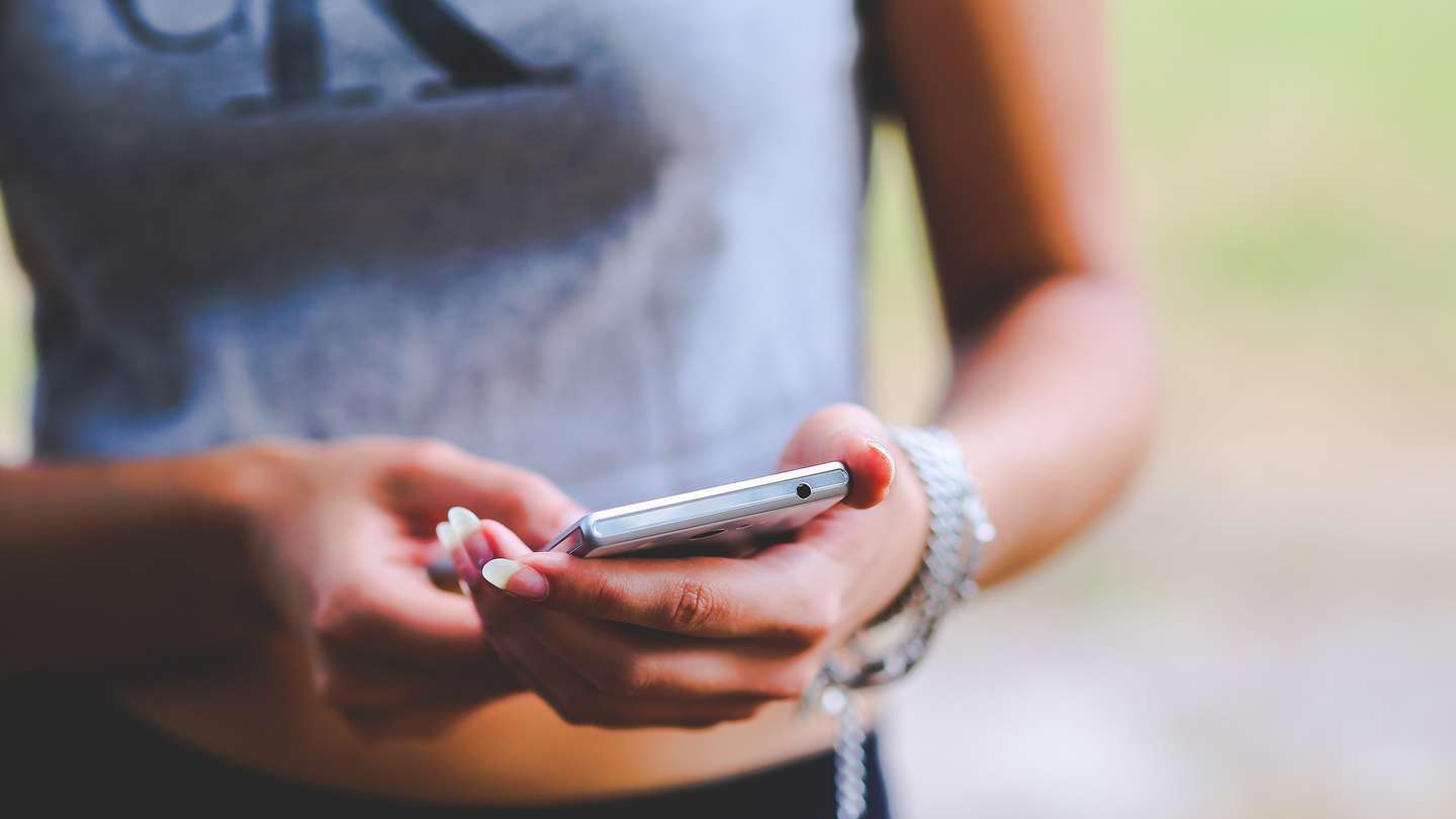 Aberrante: una mujer descubrió en el celular de su novio videos de cómo violaba a su hija