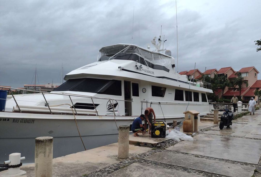 Un barco reportó que vio una bengala en la zona donde buscan a los argentinos que volvían en yate de Haití