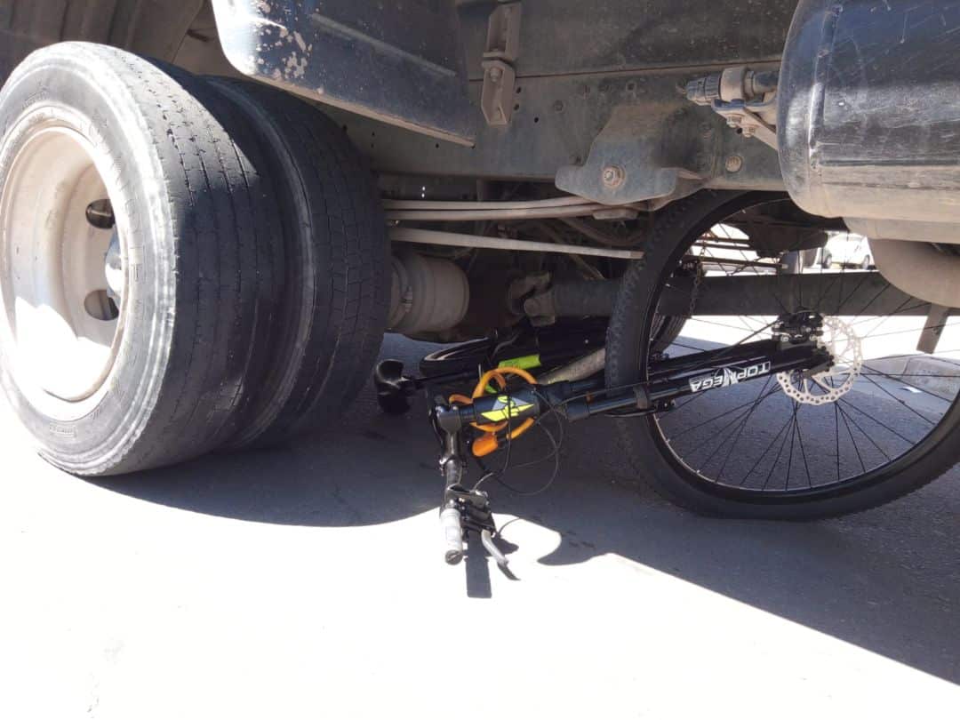 Pudo ser trágico: ciclista terminó abajo de un camión