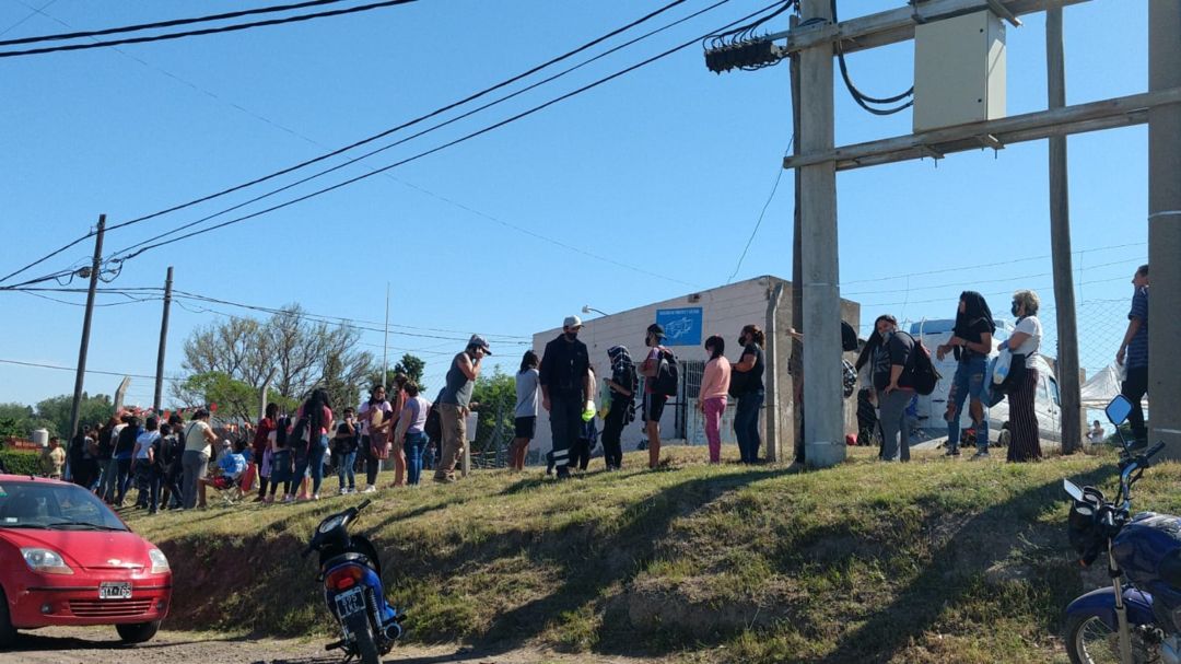 Largas filas para sacar el documento en Villa Amaducci
