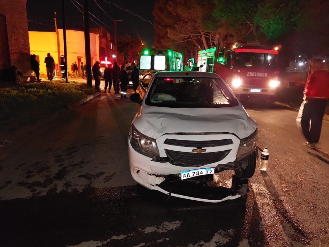 Fuerte choque entre un remis y un taxi: Dos personas heridas