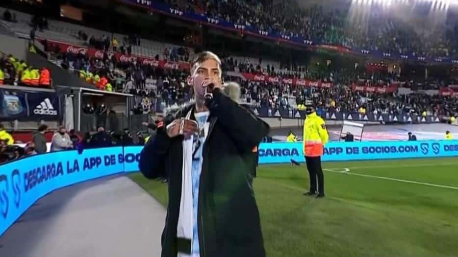 L-Gante le hizo cantar el abecedario a todo el Monumental tras el triunfo de la Selección: “Es hora de festejar”
