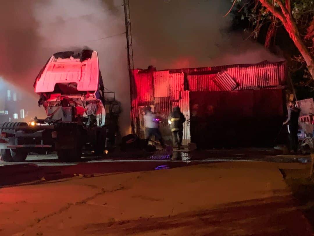 Tres Arroyos: quemaron dos camiones, en uno de ellos una persona estaba durmiendo