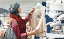 mujer comprando ropa
