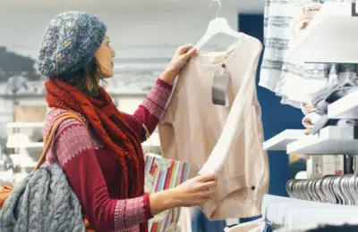 mujer comprando ropa