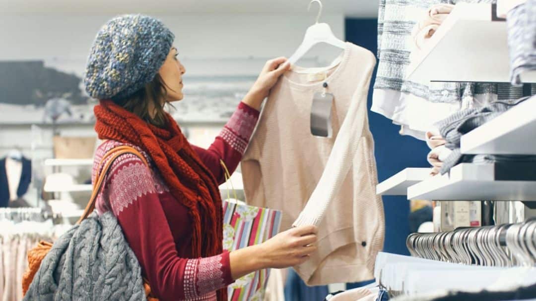 mujer comprando ropa