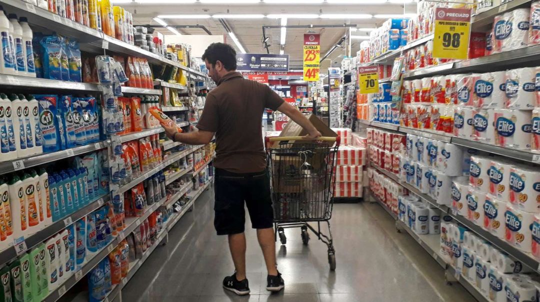 Pobreza en la Argentina: uno de cada tres hogares de clase media no llega a cubrir una canasta básica