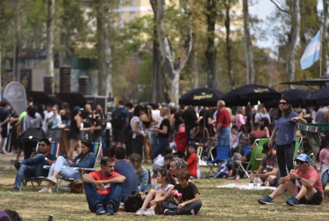 Domingo de música, gastronomía, emprendedores y Midget en el parque de Mayo