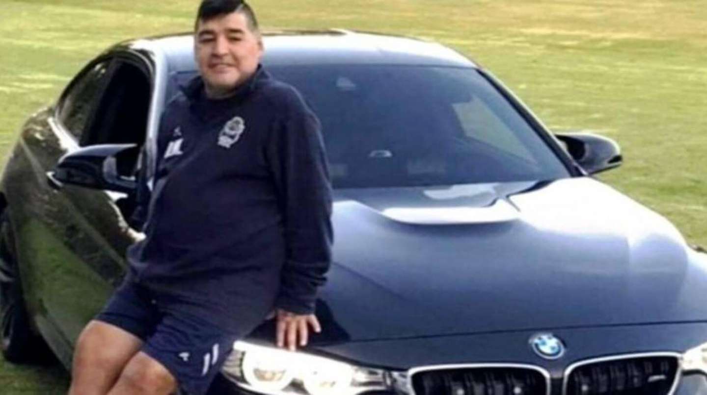 Subastarán el BMW ilegal de Diego Maradona: tiene su firma en el parabrisas, luces azules y sirena policial