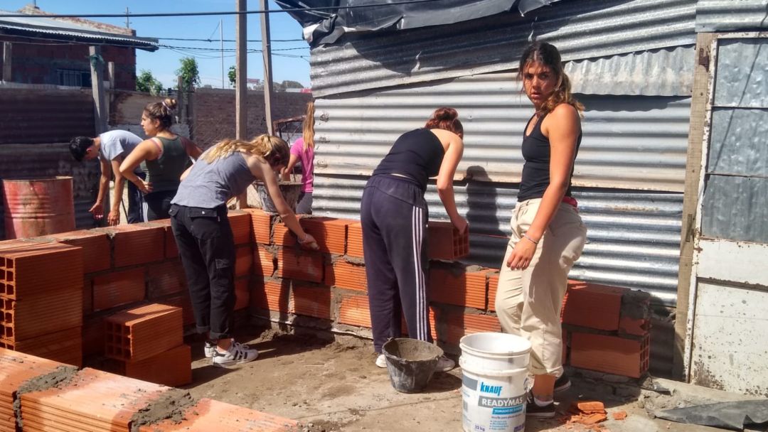 Jóvenes solidarios ayudaron a muchas familias a mejorar sus viviendas