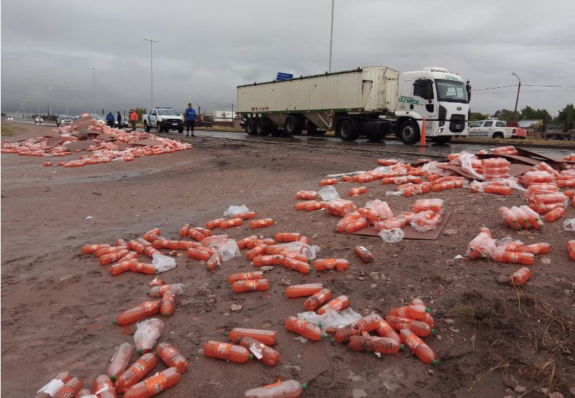 Una ruta “efervescente”: camión perdió parte de su carga de gaseosa