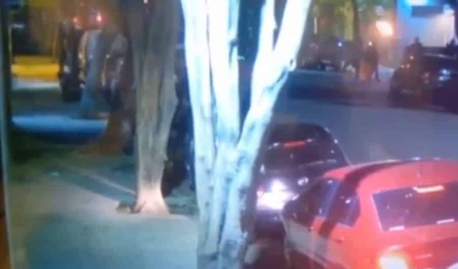 Encapuchados atacaron con bombas molotov el edificio del diario Clarín