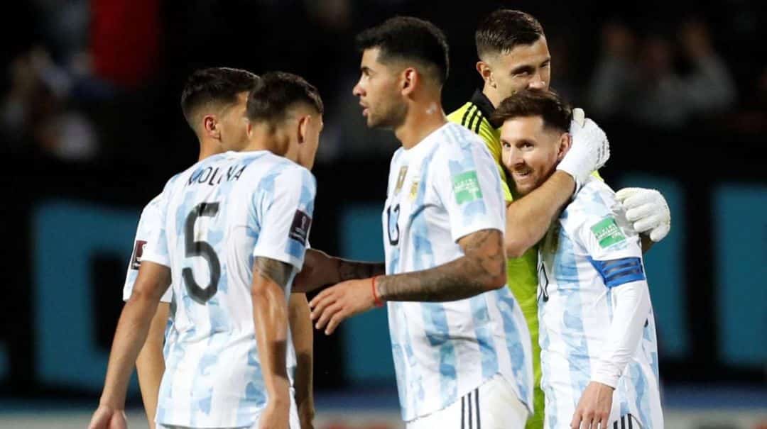 La Selección argentina recibe a Brasil en un clásico que lo puede dejar clasificado al Mundial: hora, TV y formaciones
