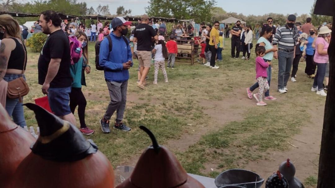 Una feria rural de productores y artesanos bahienses y rosaleños que cumple 5 años