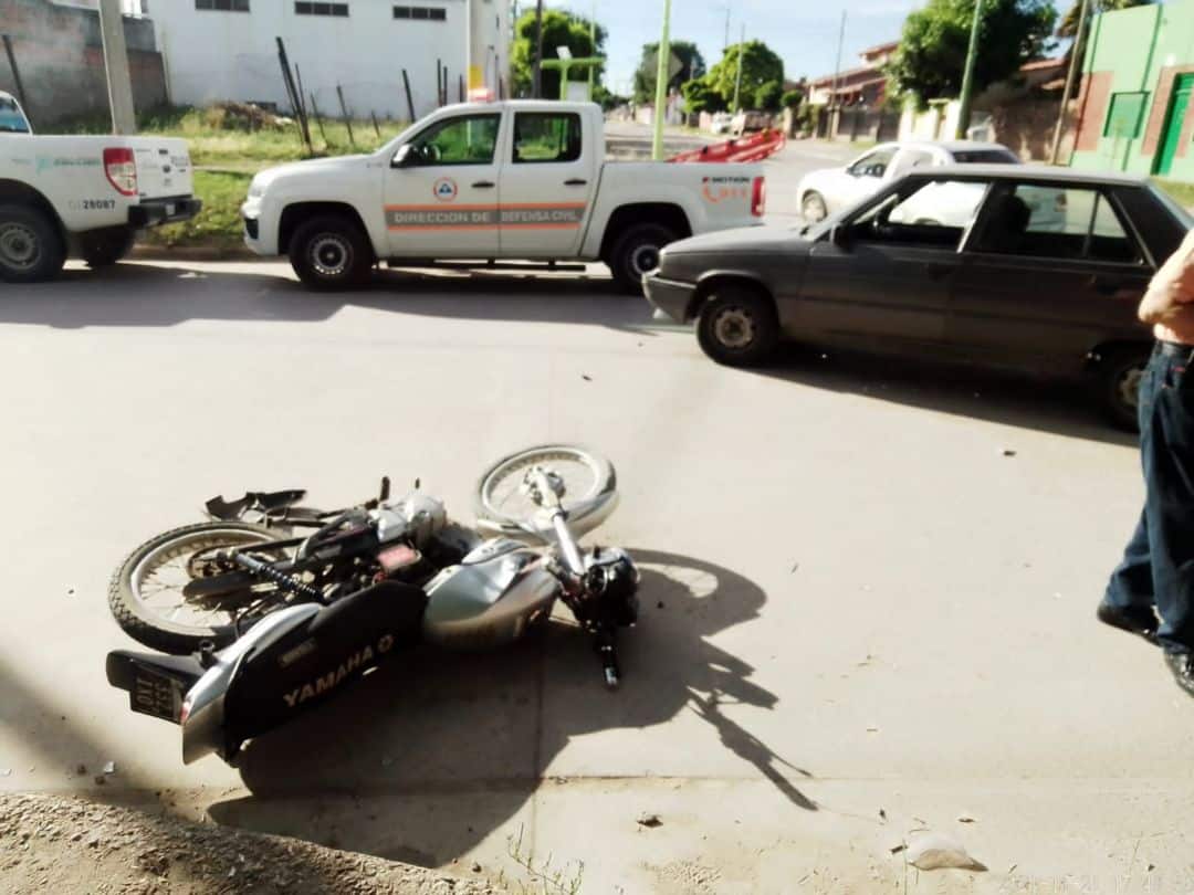 Una mujer sufrió graves heridas al chocar contra un auto